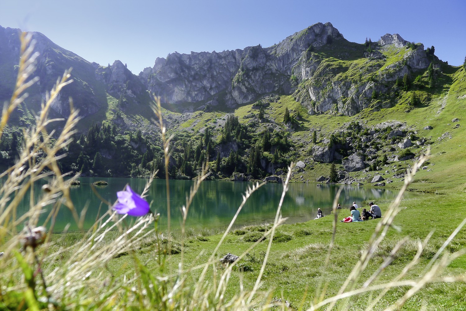 Un moment de repos devant le beau lac de Seeberg aux eaux cristallines. Photos: Mia Hofmann