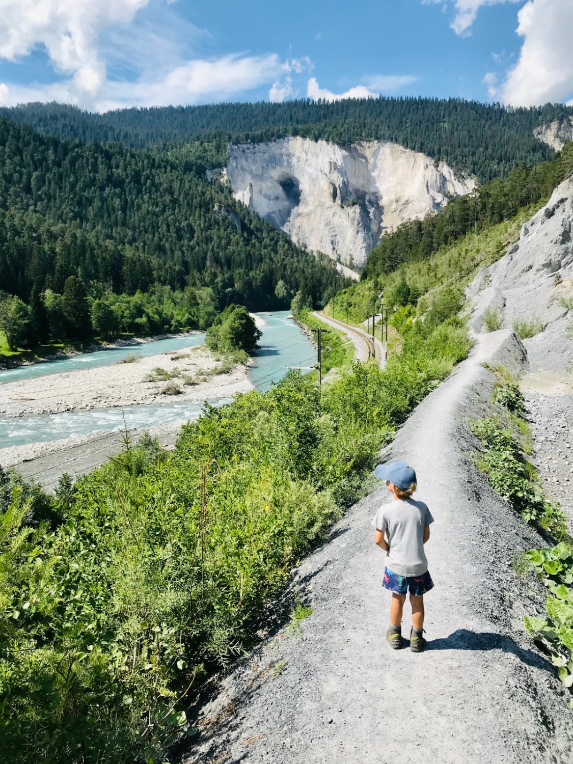 Le chemin de fer proche des gorges du Rhin, visible régulièrement, fascine les enfants. Photo: Michael Roschi