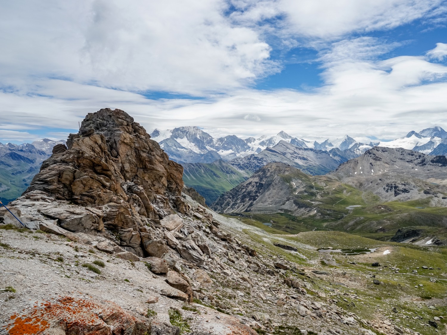 Vue du col des Becs de Bosson sur le Weisshorn (à gauche dans les nuages) et la Dent Blanche (à droite). Photo: Fredy Joss