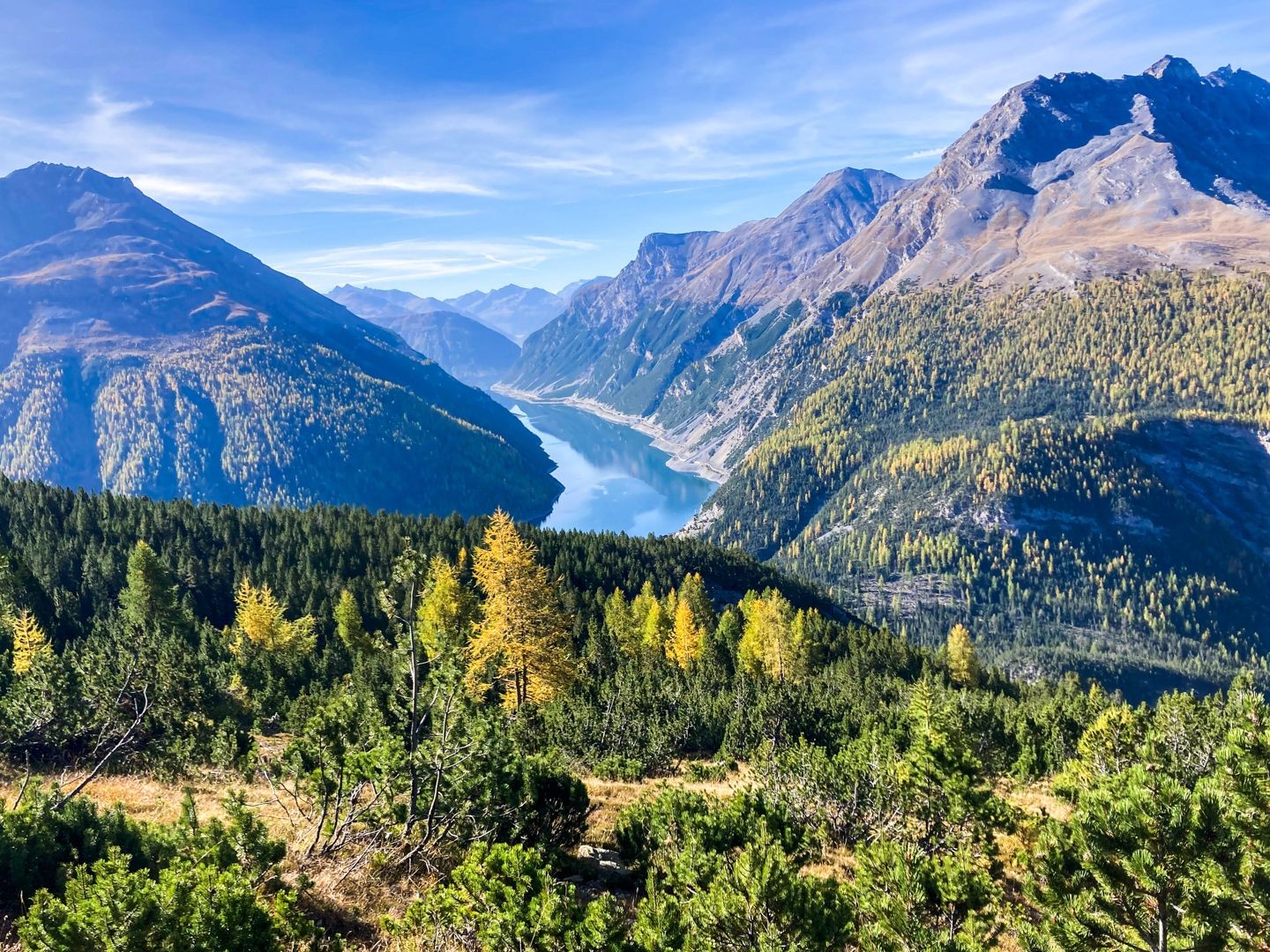 Vu du Munt la Schera sur le Lago di Livigno, un lac de barrage italien