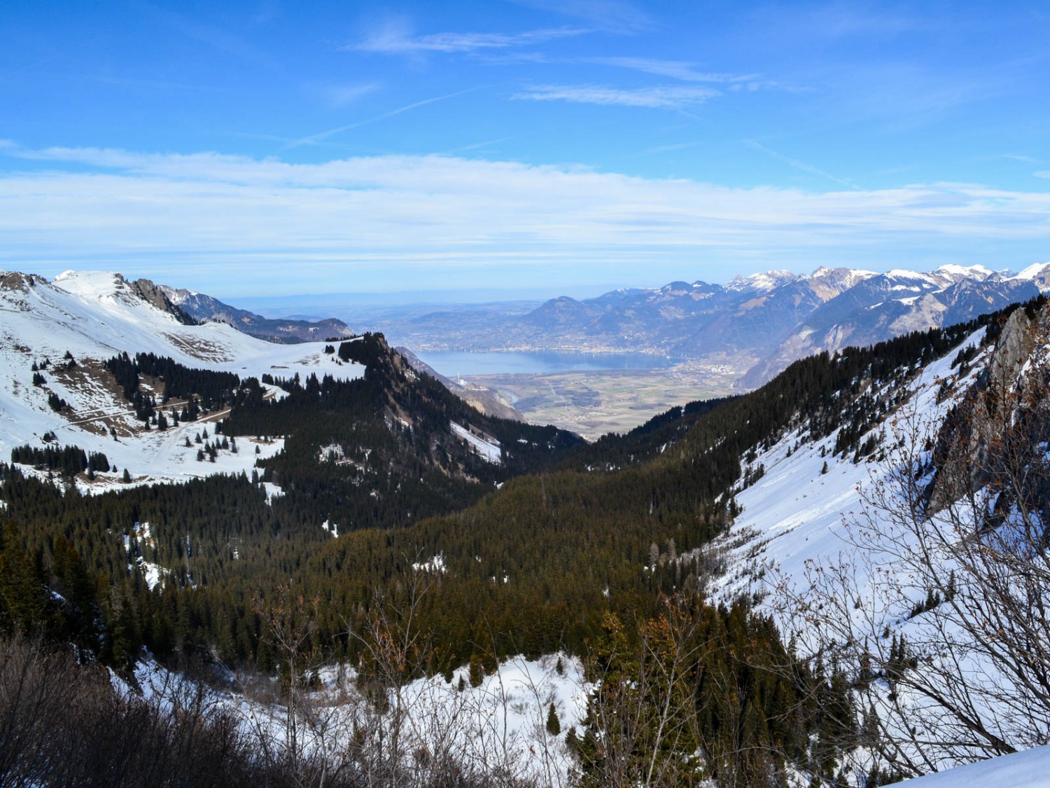 Vue sur la Combe de Dreveneuse en direction de la vallée du Rhône et du lac Léman.