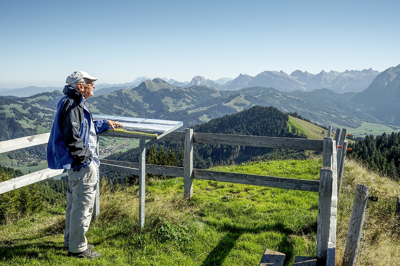 Auf dem Spital. Die Sicht in die Ostschweiz reicht bis zum Säntis. Bilder: Fredy Joss