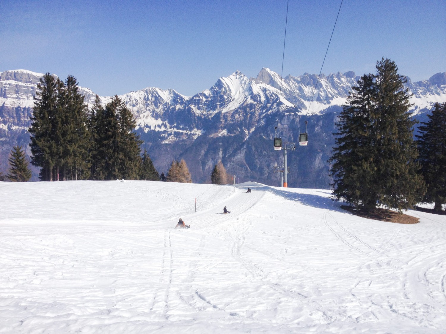 Auf der Schlittelpiste toben sich die Jugendlichen aus. Bild: Claudia Peter