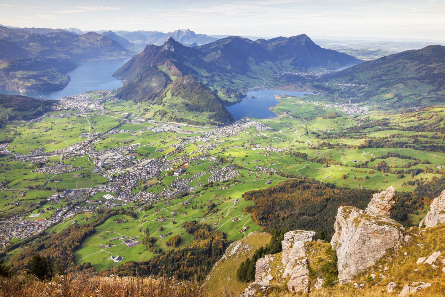 Entre le lac des Quatre-Cantons, à gauche, et le Lauerzerseee, à droite, se dresse le Rigi. Photo: Severin Nowacki