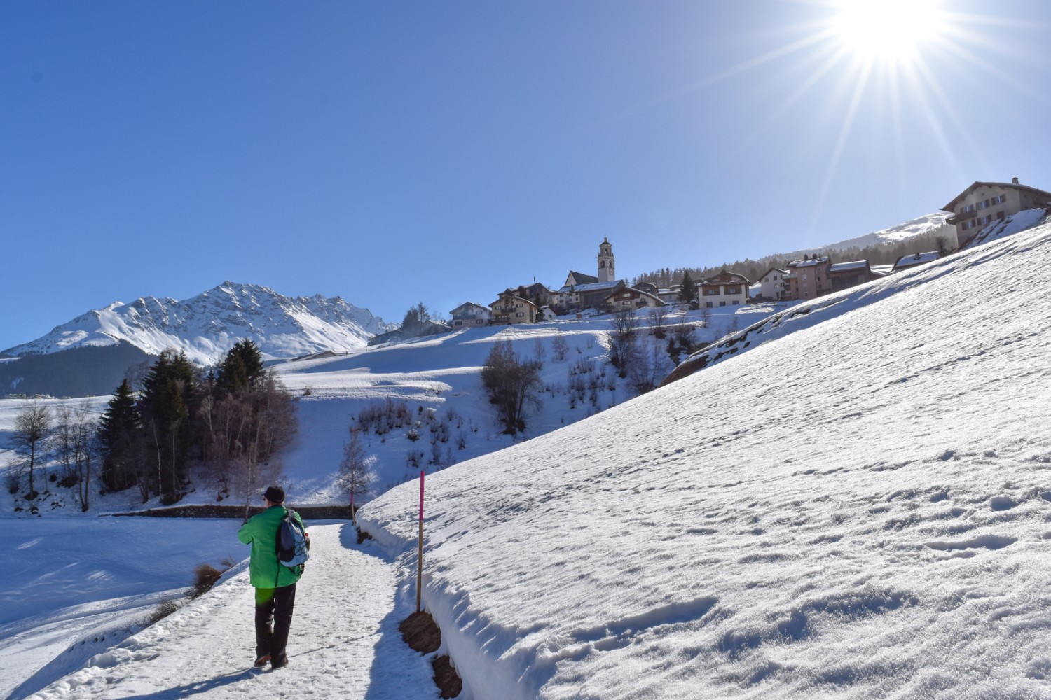 Zwischen Salouf und Riom: die Sonne im Gesicht und den breiten Winterwanderweg zu Füssen. Bild: Nathalie Stöckli