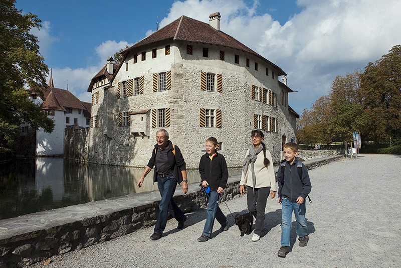 Du château de Hallwyl, entouré d’eau, on longe le lac de Hallwyl jusqu’au château de Heidegg. Photos: Association «Les Châteaux suisses»