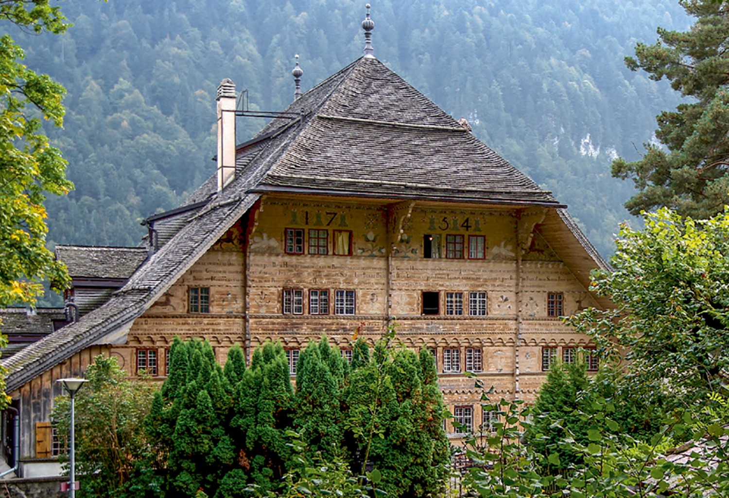 Le Grand Chalet à Rossinière et sa façade artistiquement sculptée. Photo: Claire de Lune