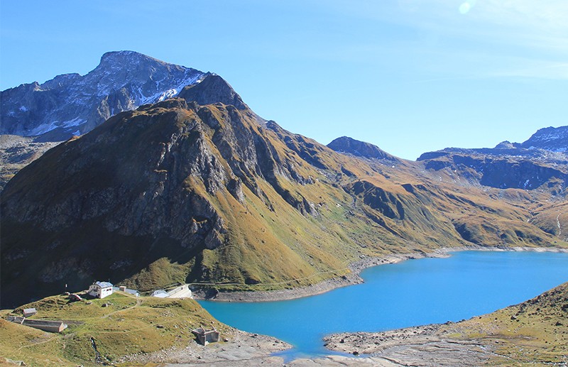 Autour du lac Vannino, en dessous du Passo di Nefelgiù, les paysages sont arides. Au bout de ce lac artificiel se trouve le refuge Margaroli. Photos: Elsbeth Flüeler