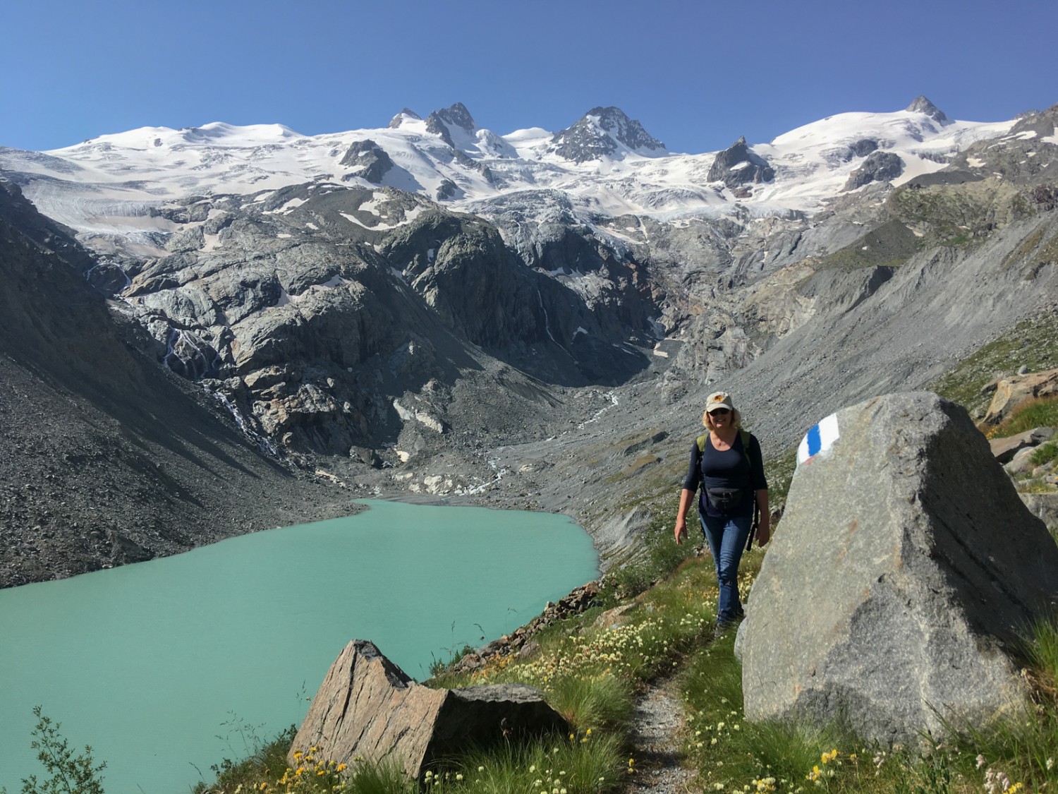 Le chemin vers le lac glaciaire suit les panneaux de randonnée bleu-blanc. Photo: Claudia Peter