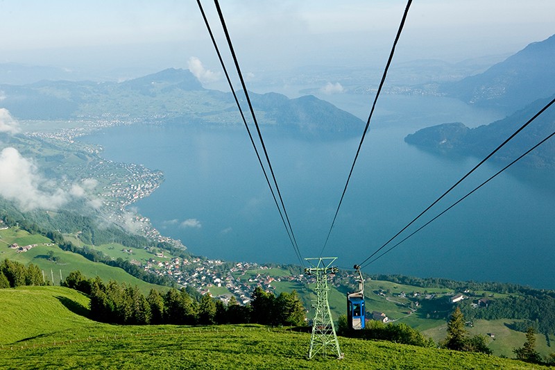 Le téléphérique Emmeten - Niederbauen avec vue sur le lac des Quatre-Cantons et le Bürgenstock.      Photo: Christof Sonderegger