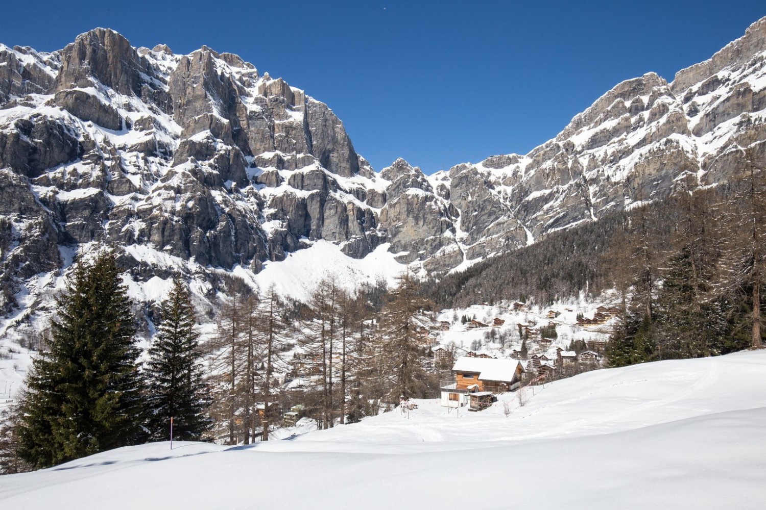 Blick auf Leukerbad nach dem Waldaustritt bei Lompera.