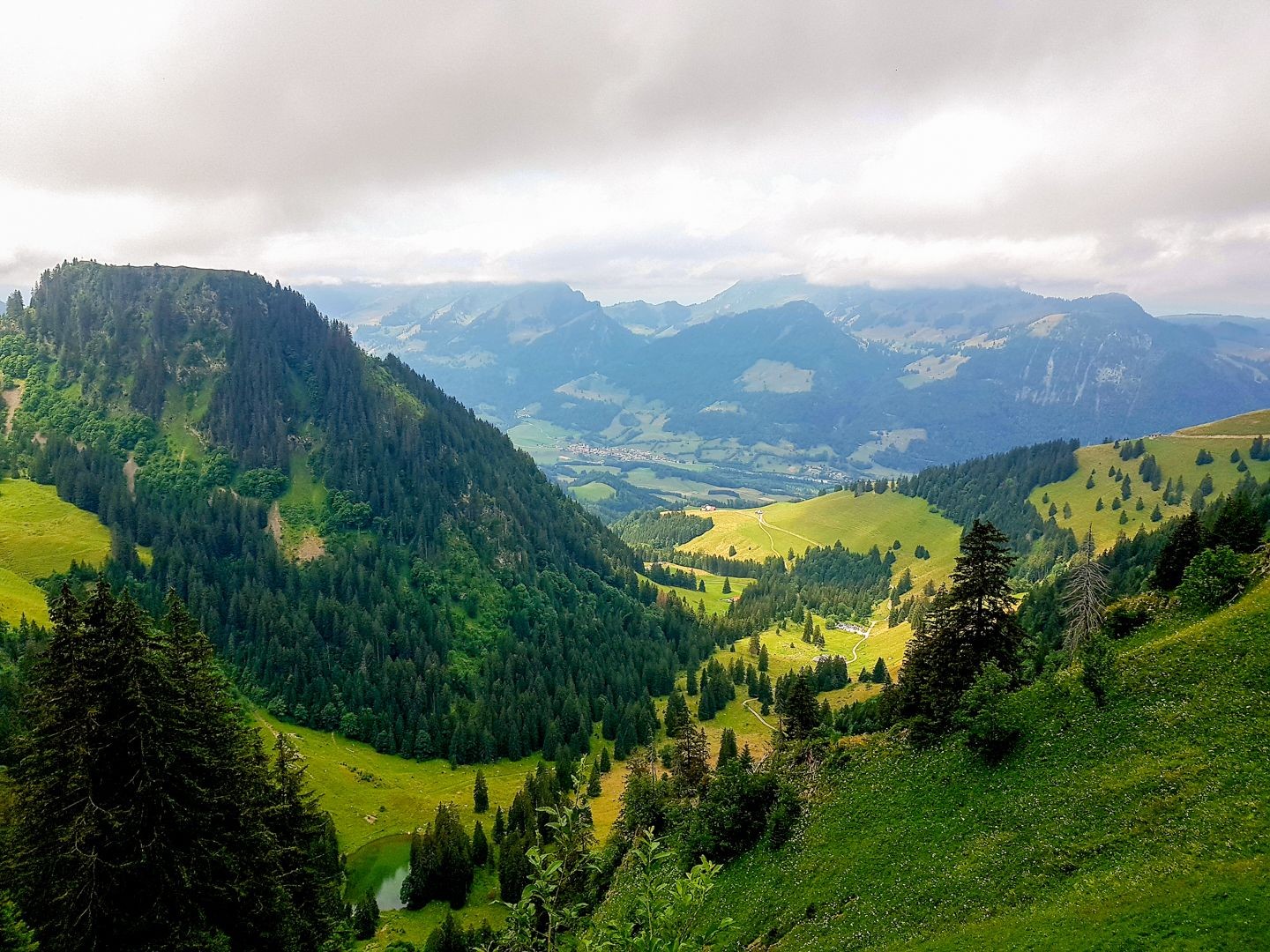 Lorsqu’on attaque la descente vers Grandvillard, le regard est attiré par le lac de La Coudré en contrebas.