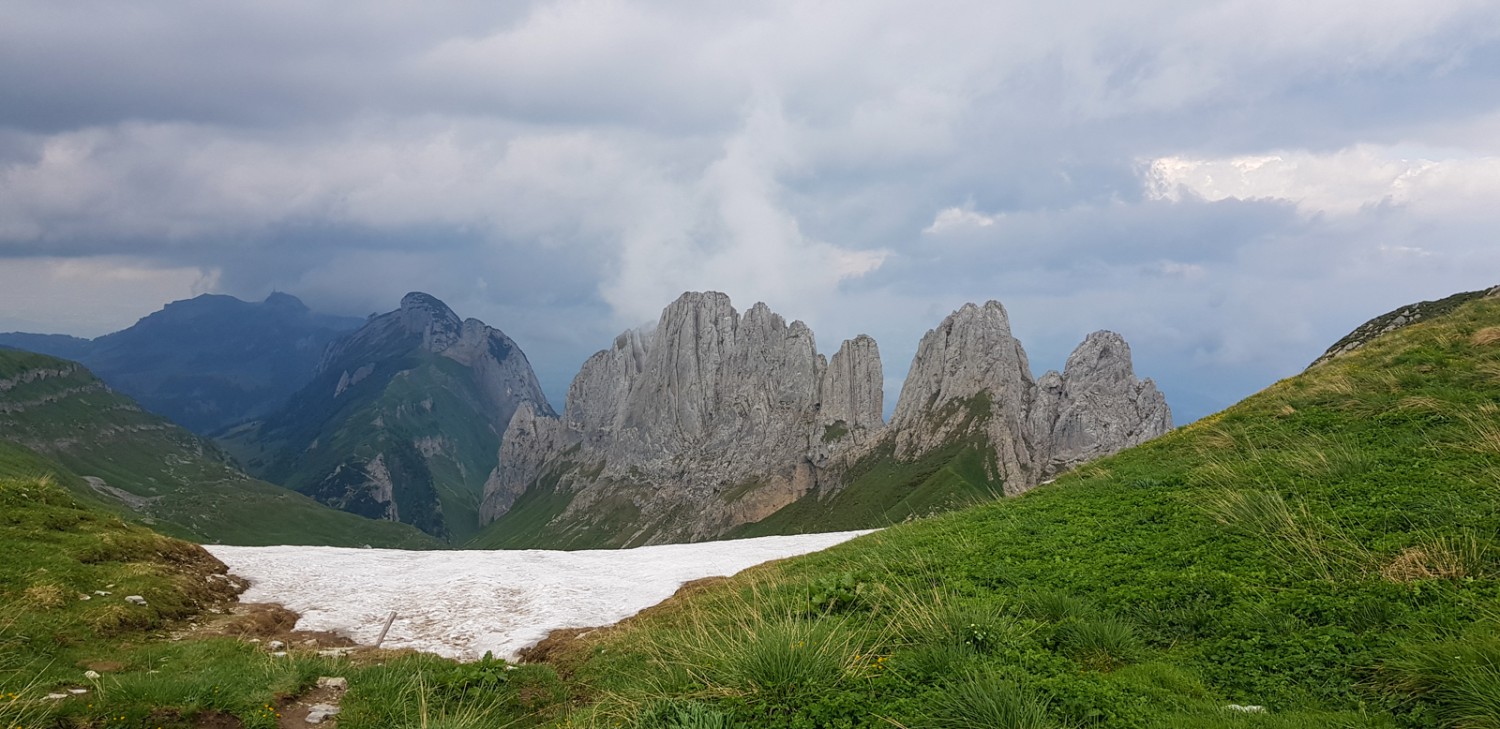 Vom Mutschensattel auf 2069 m ü. M. blickt man auf den schroffen Chrüzberg.