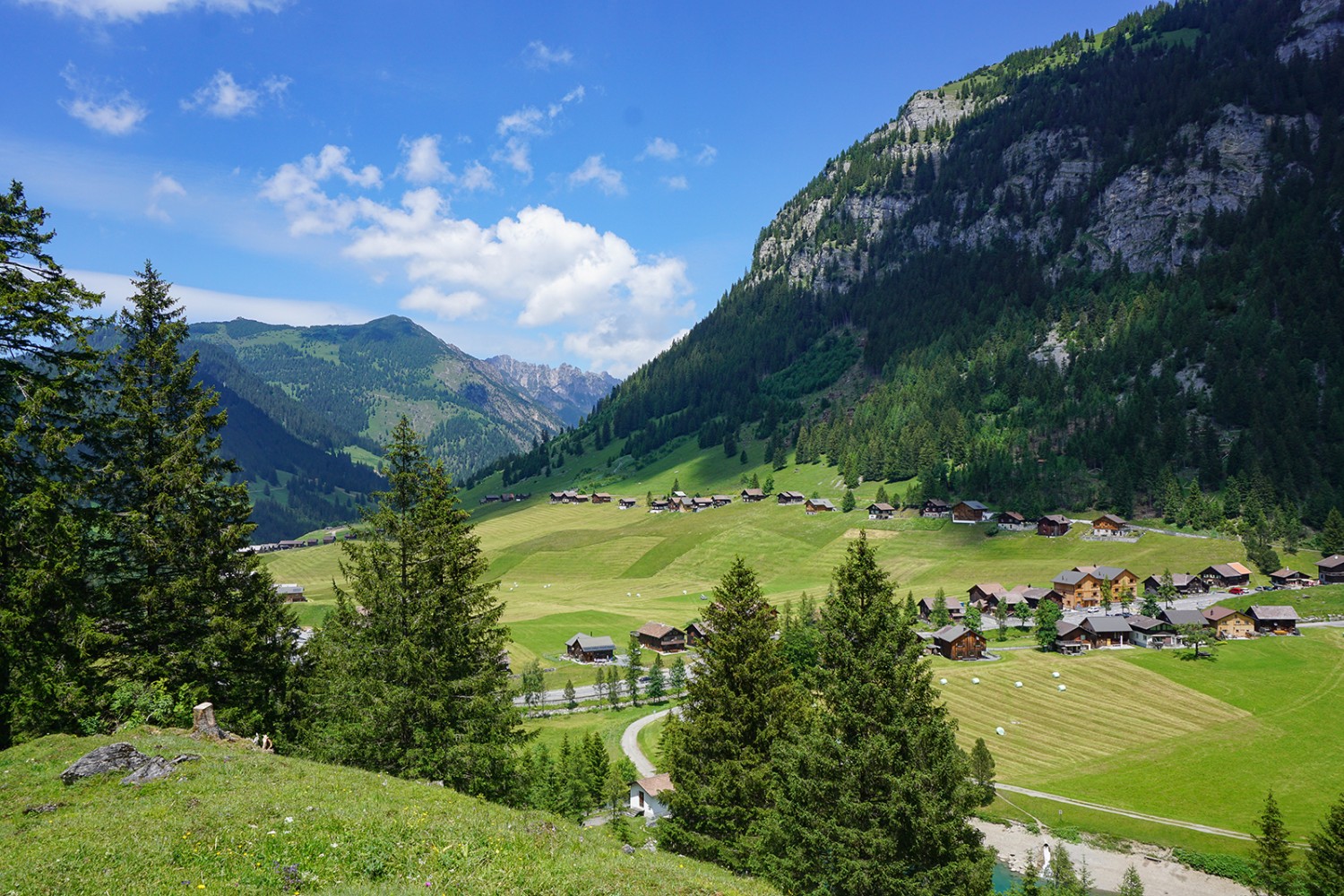 Le hameau Walser de Steg: la disposition des maisons en rectangle est unique en son genre dans les Alpes.