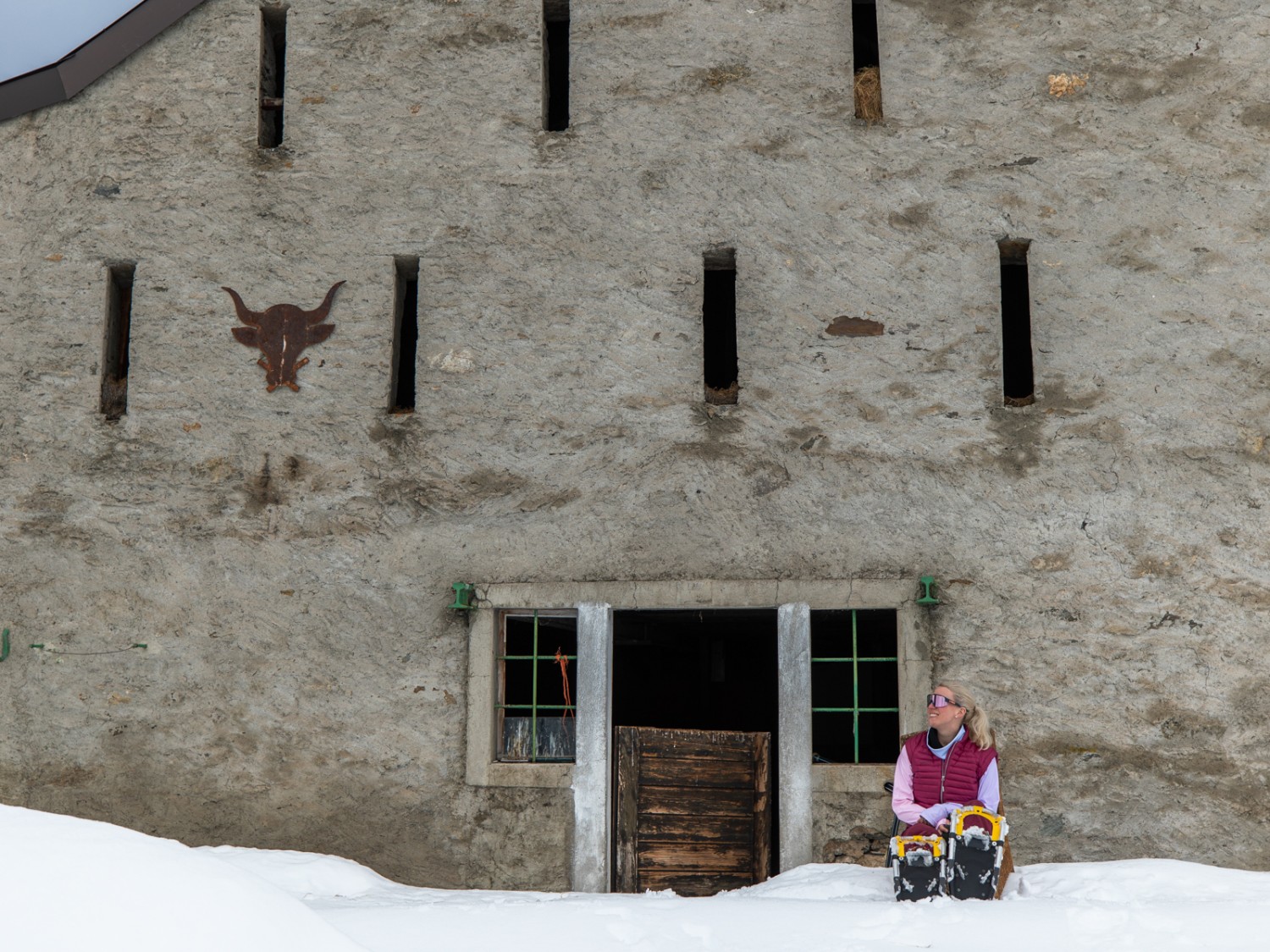 Bei einem Snack lässt sich die Wintersonne an der warmen Hauswand geniessen. Bild: Wanderblondies