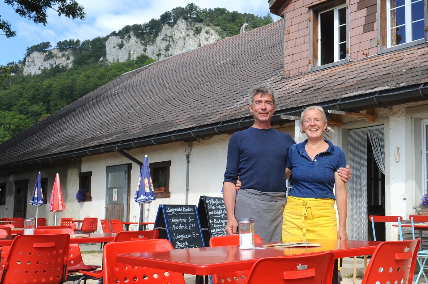 Die Gastgeber des «Hofbergli», Gabi Fischer Deola und Andreas Deola, wirten und hirten zugleich. Bild: Martin Weiss