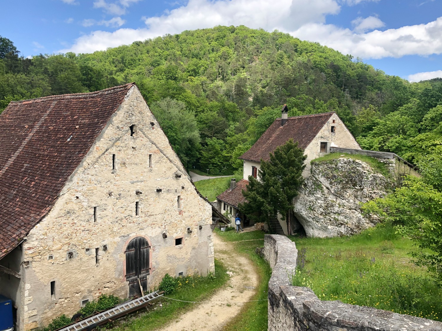 Die Anlage der Burg Birseck umfasst auch einen Gutsbetrieb mit Wohnhaus und genutzten Ökonomiegebäuden.