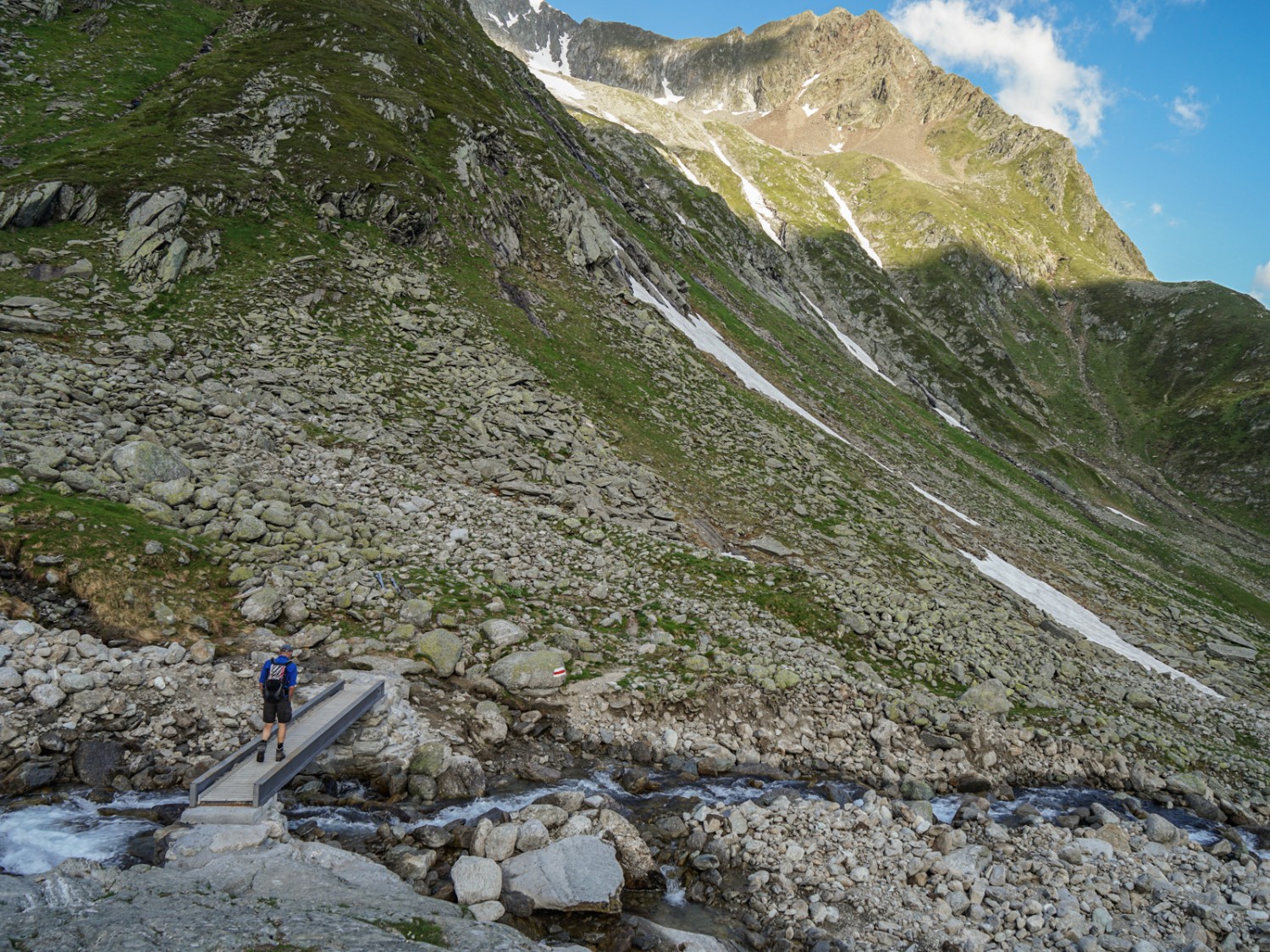 La descente vers Rabius mène à travers des pierriers. Photo: Reto Wissmann