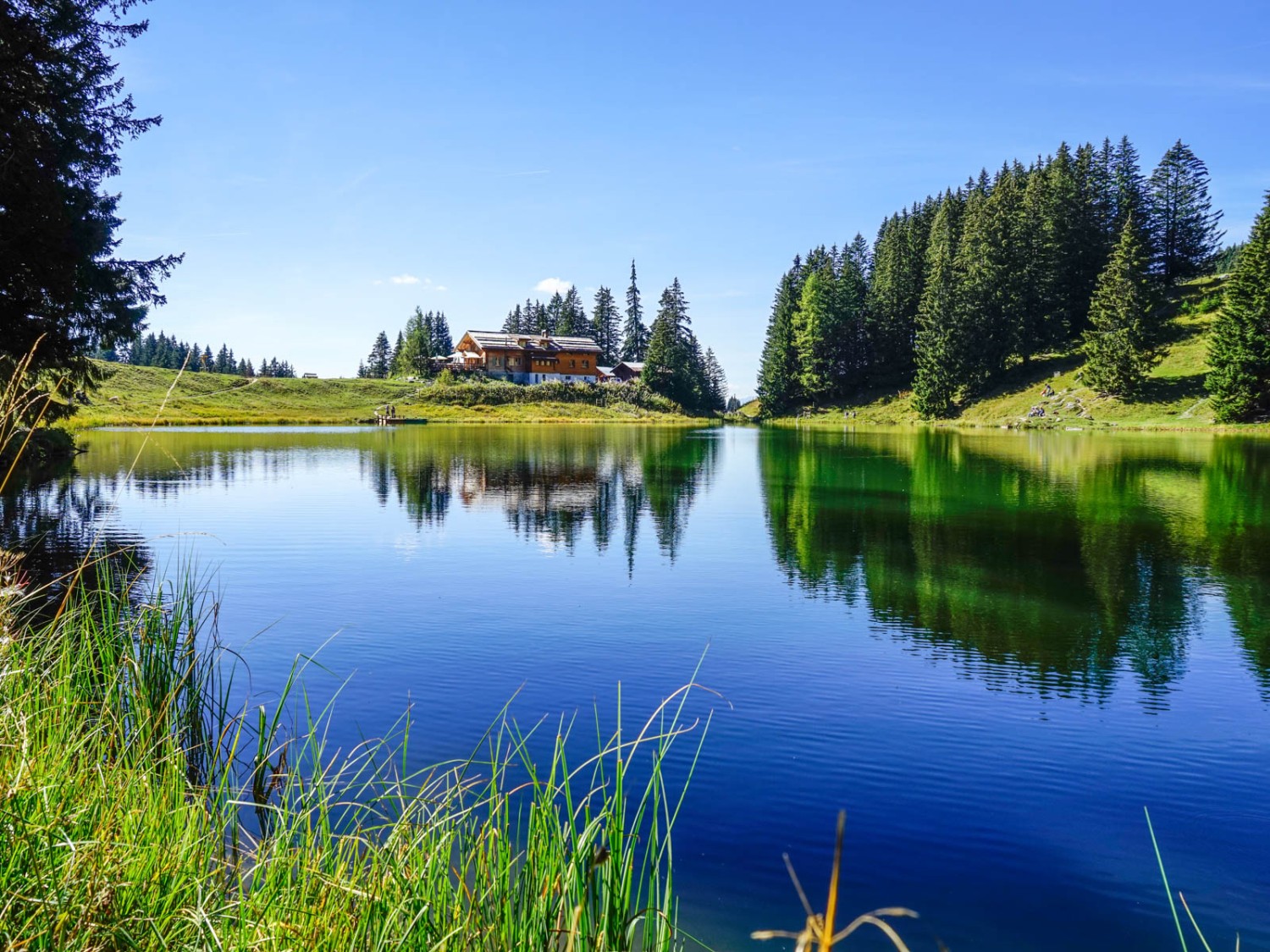 Le restaurant accueillant au bord du lac Retaud. Photo: Fredy Joss