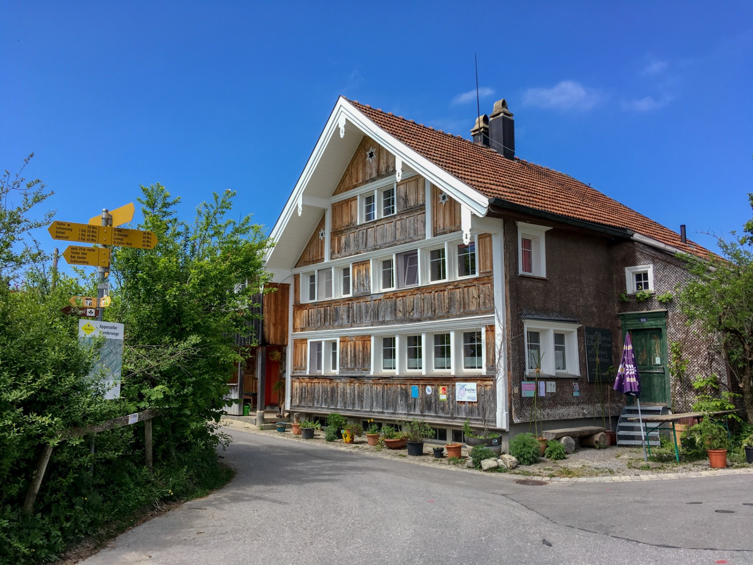 An schönen Bauernhäusern vorbei geht es hinauf auf den Eggen Höhenweg. Bild: Claudia Peter