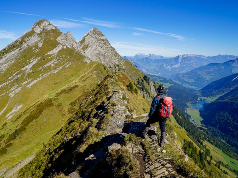 Descente sur l’arête exposée en direction de Hohfläschen. Photos: Fredy Joss