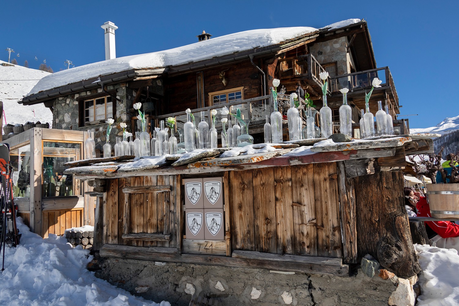 Chez Vrony, les bouteilles ont un autre usage.