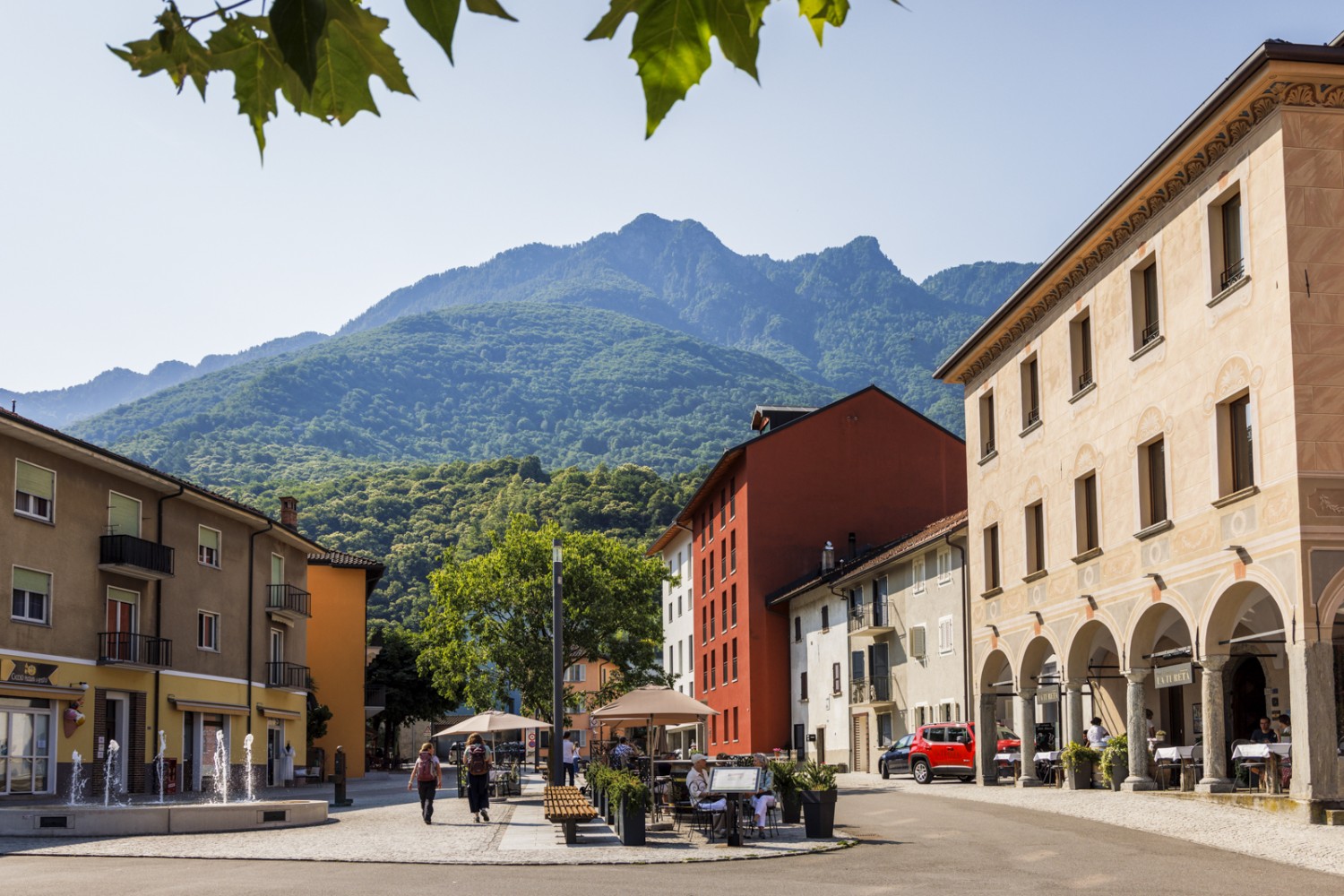 Von der Piazza Grande in Giubiasco geht es zum Aufstieg ins satte Grün. Bild: Severin Nowacki