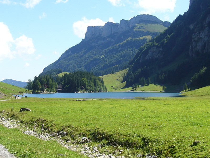 Blick auf den Seealpsee und die Alp Sigel.