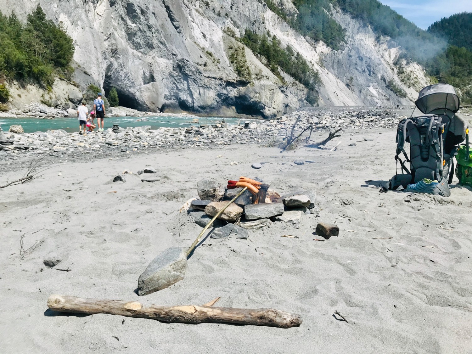 Vaste bac à sable et place pour les grillades au bord du Rhin, peu après Valendas-Sagnon. Photo: Michael Roschi