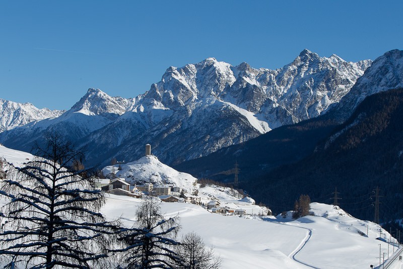 Die Burgruine Steinsberg beherrscht die Silhouette von Ardez. Bild: Engadin Tourismus