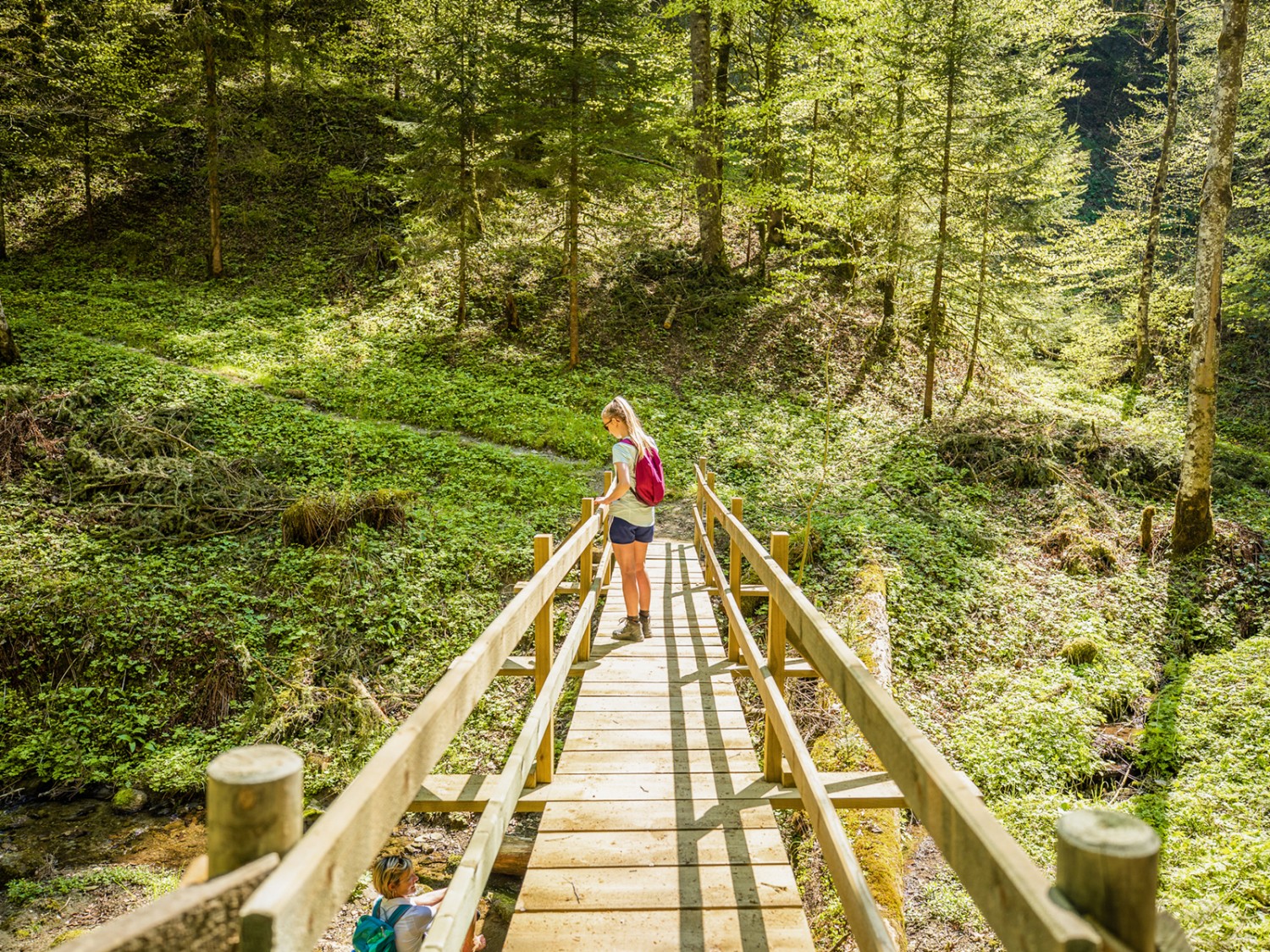 Le ruisseau accompagne les randonneurs en chemin vers Ob. Blattig, qui le traverseront grâce à des petits ponts. Photo: Wanderblondies