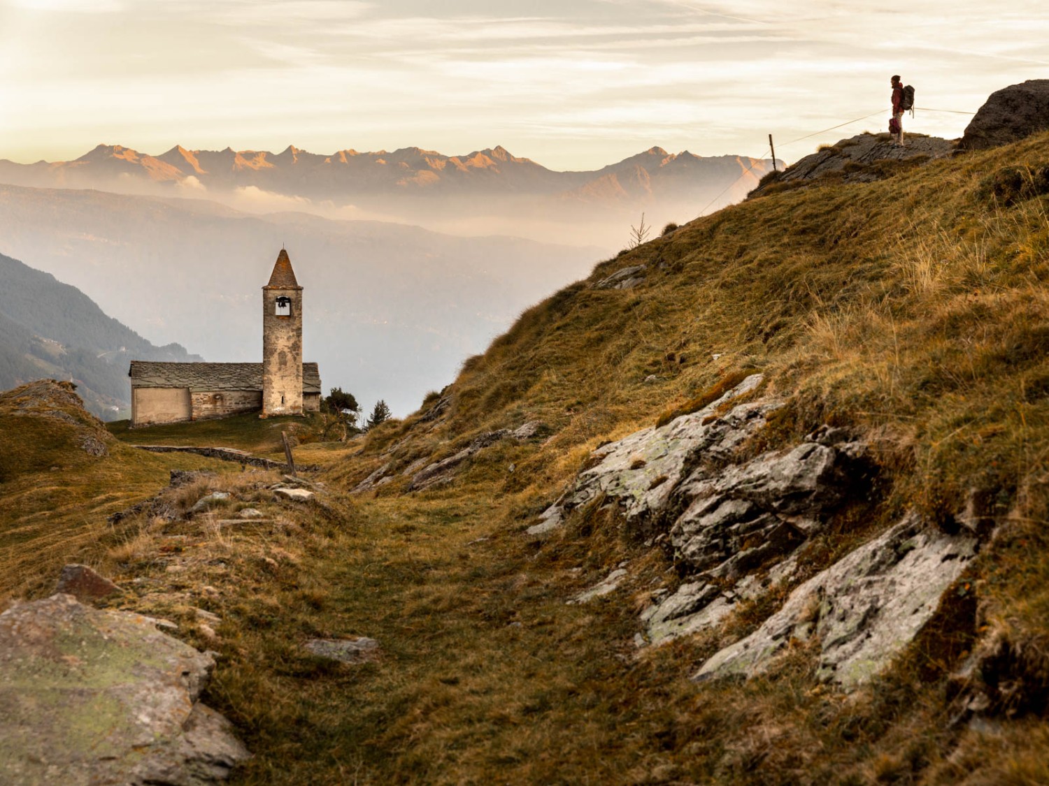 San Romerio en fin de journée, marquée par son église du XIe siècle. Photo: Severin Nowacki 