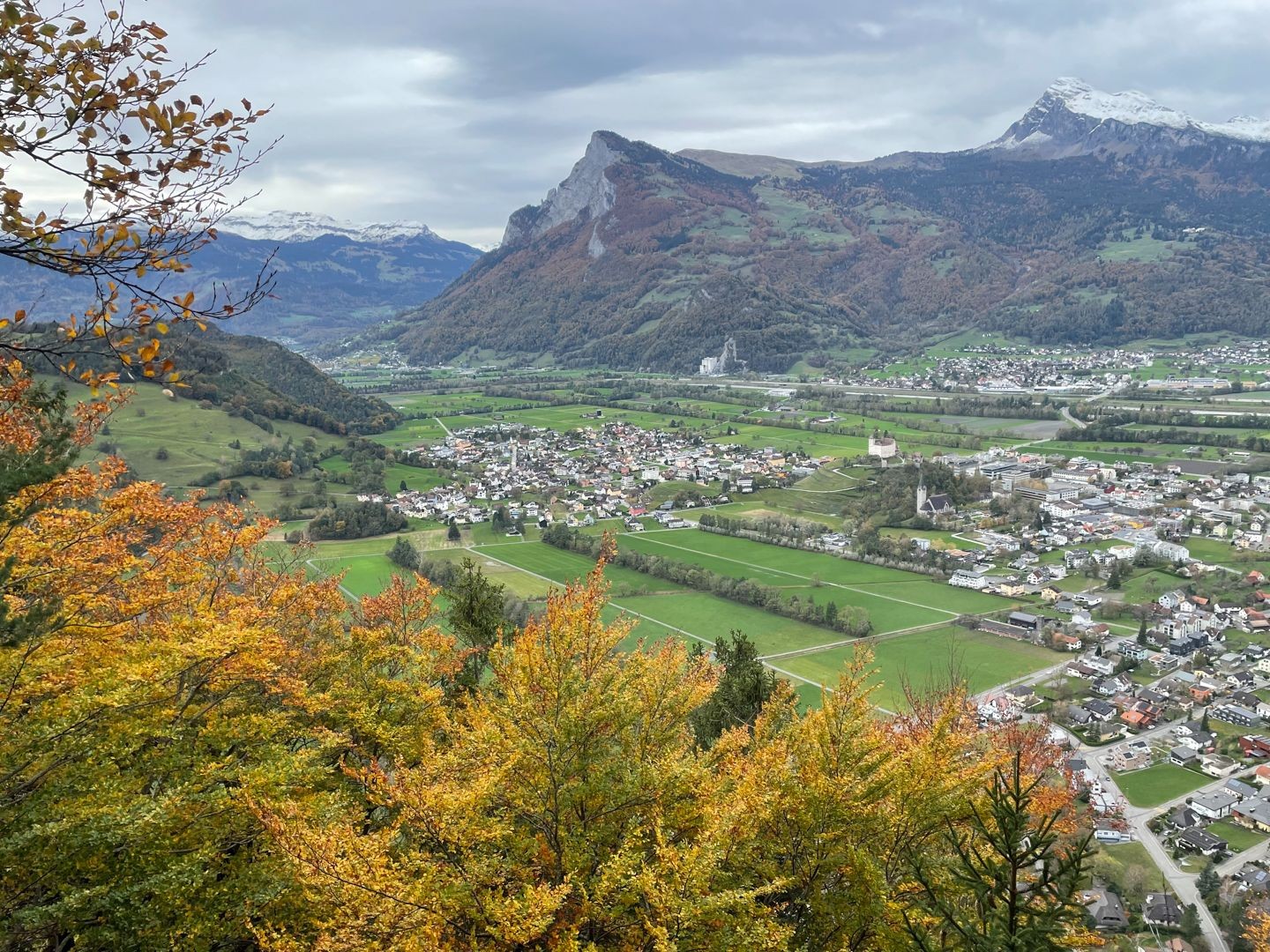 Feurige Herbstwanderung in Liechtenstein mit Aussicht aufs Rheintal