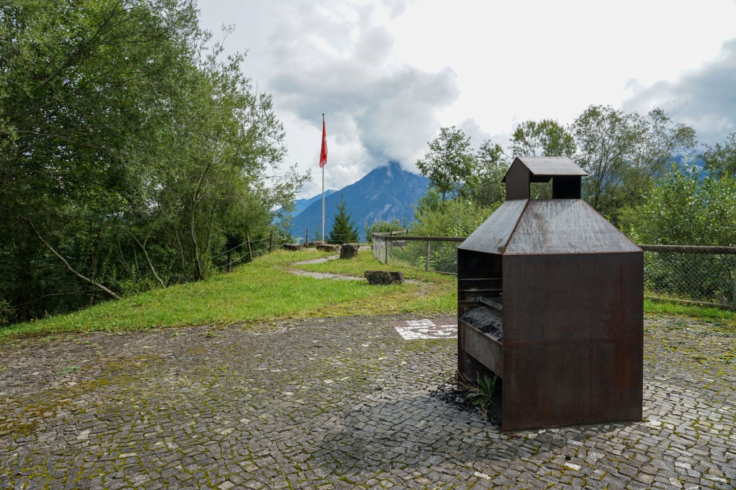 Vom Guber-Grillplatz kann man das Geschehen im Steinbruch beobachten.