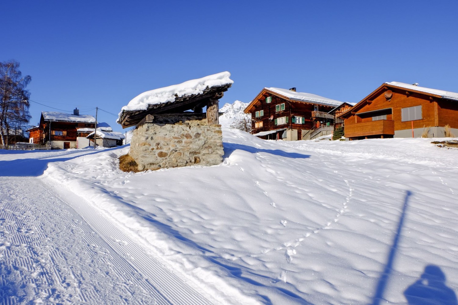 La randonnée hivernale effleure le hameau de Giraniga. Ici, la culture du bâti traditionnelle et nouvelle cohabitent. Au premier plan, un four.