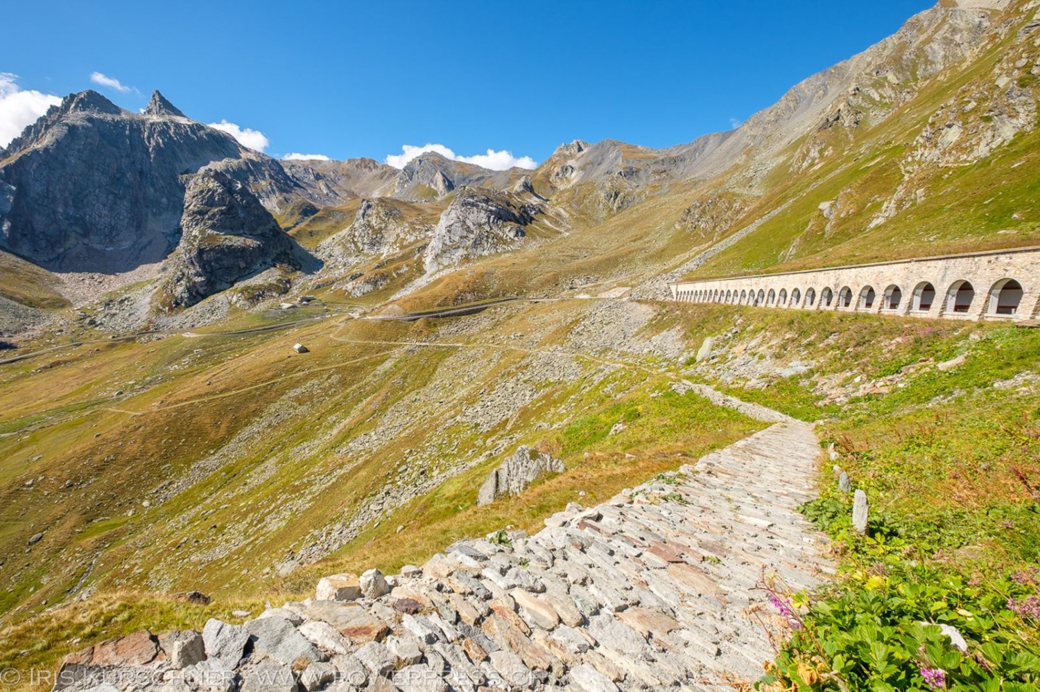 Zum Schluss verläuft der alte Römerweg entlang der Passstrasse.