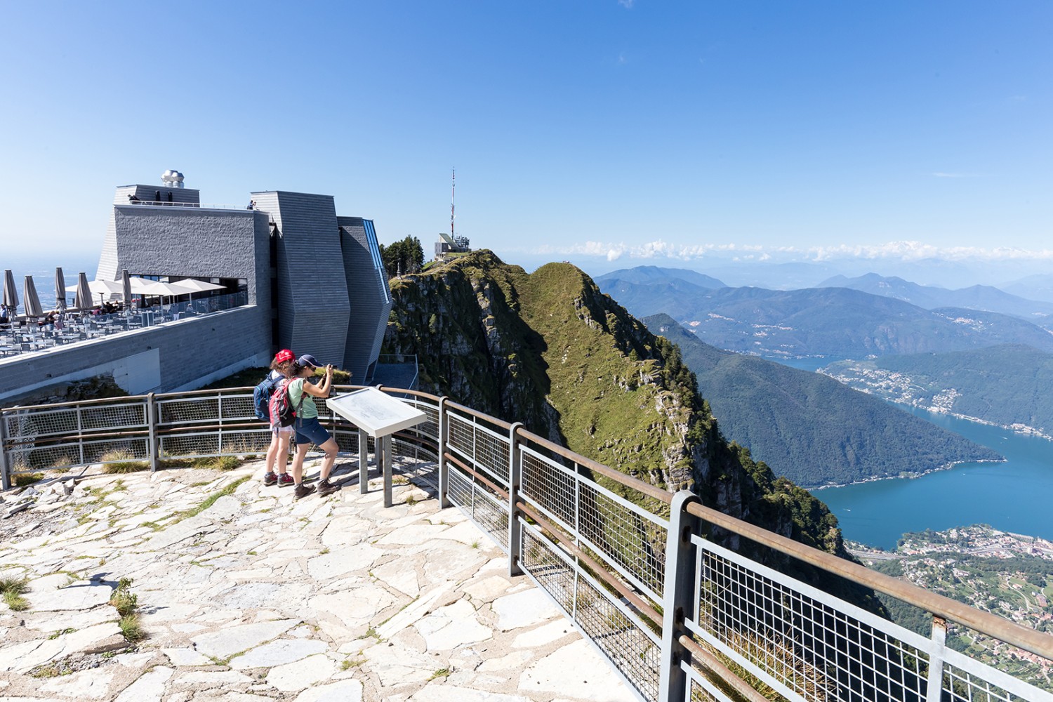 Beste Sicht aufs Tessin von der Felskanzel, auf der Bottas «Steinblume» steht. Bilder: Daniel Fleuti