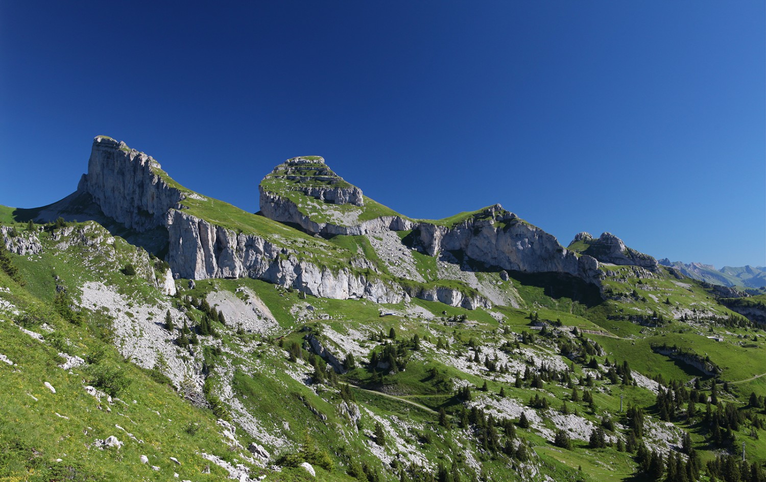 Une magnifique vue en direction du Tour d'Aï, Tour de Mayen et Tour de Famelon. Photo: José Crespo