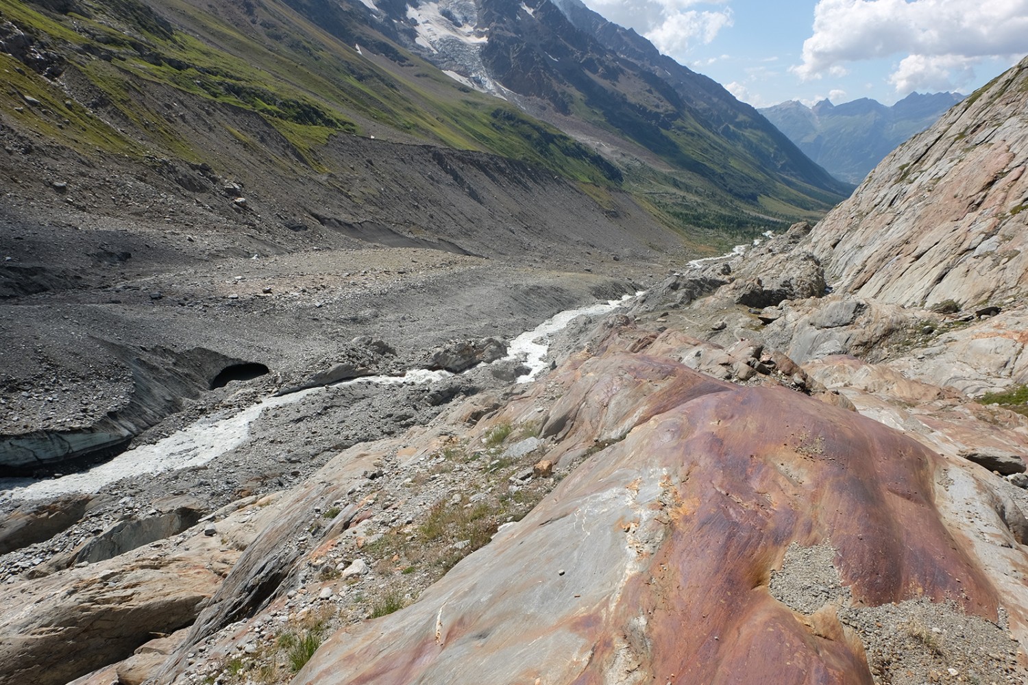 Les traces du Langgletscher: pierres polies et moraines sur la pente opposée. Photo: Elsbeth Flüeler