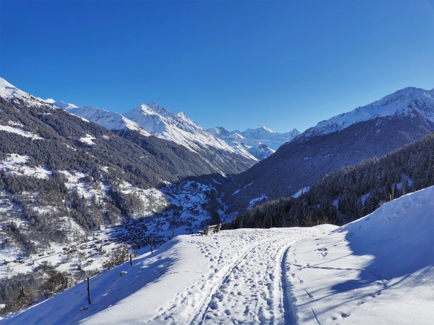 Wie von einem sonnigen Balkon überblickt man bei L’Irette das Val d’Anniviers. Bild: Andreas Staeger