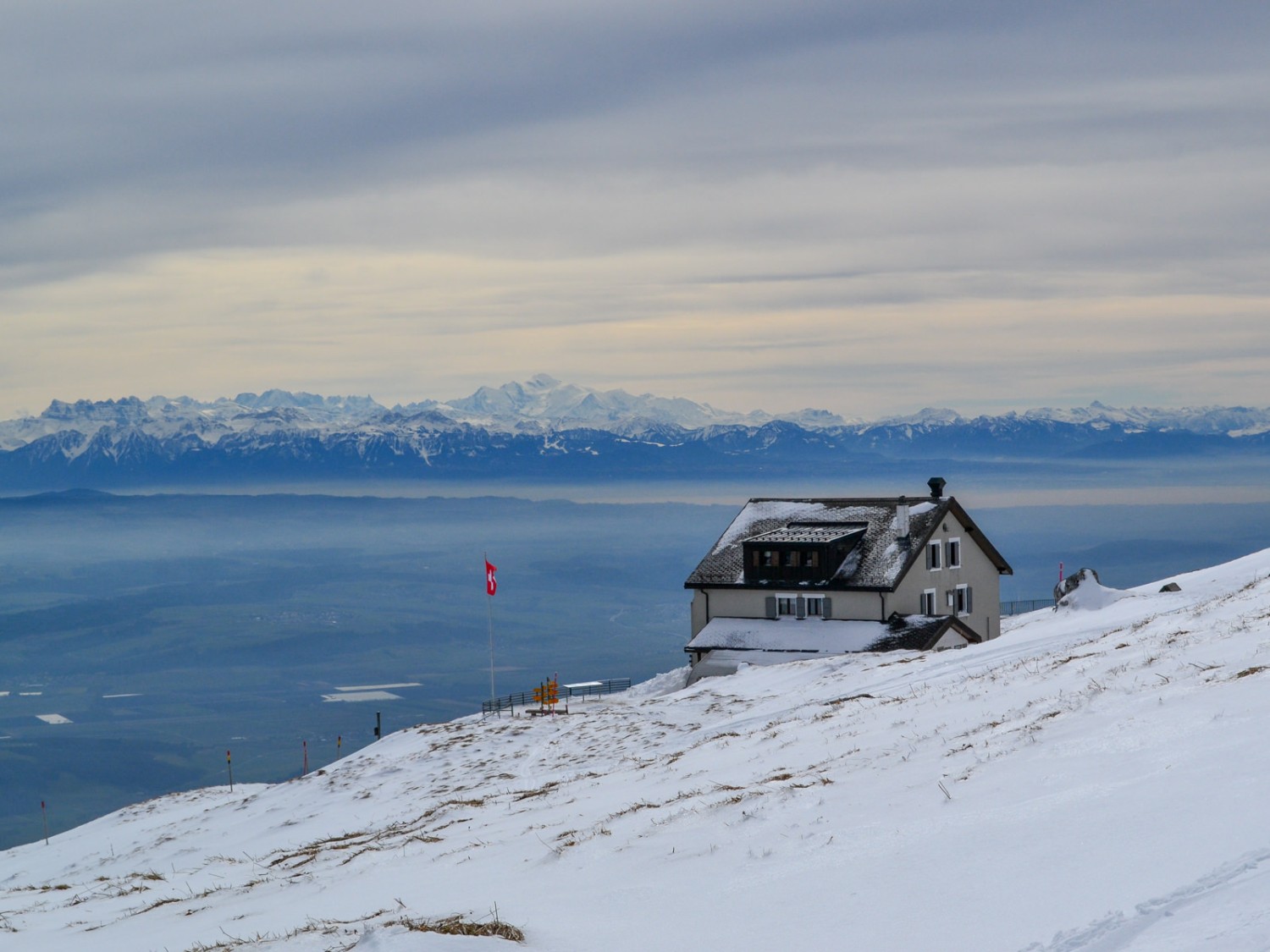 Le Mont Blanc se dresse au-dessus de l’hôtel.