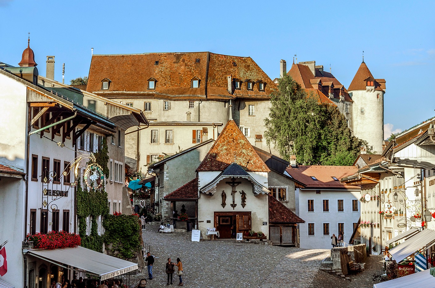 Gruyères, cité médiévale sur fond de château. 