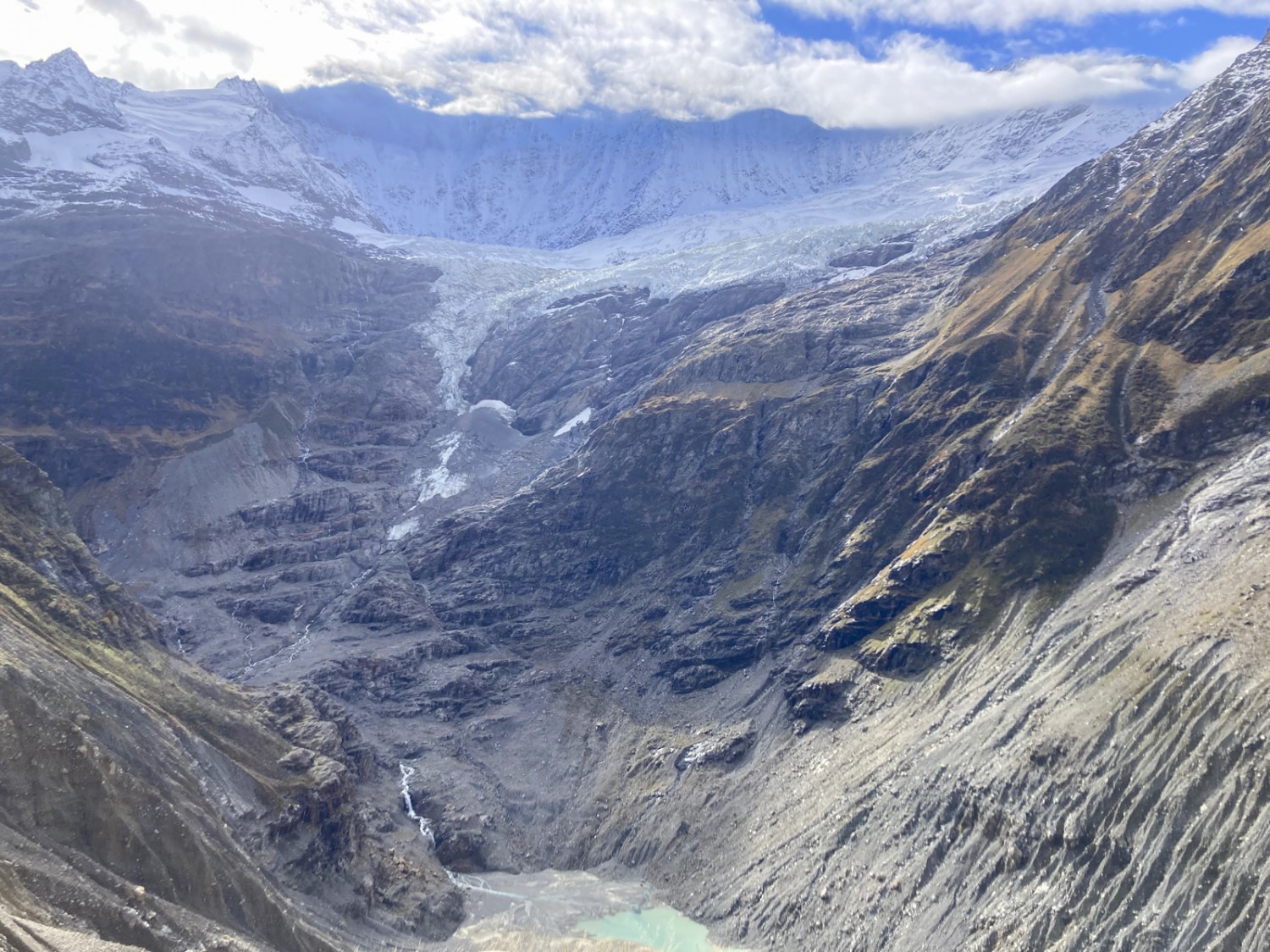 Les Fiescherhörner sont cachés dans les nuages. Le retrait du glacier se poursuit. Photo: Sabine Joss