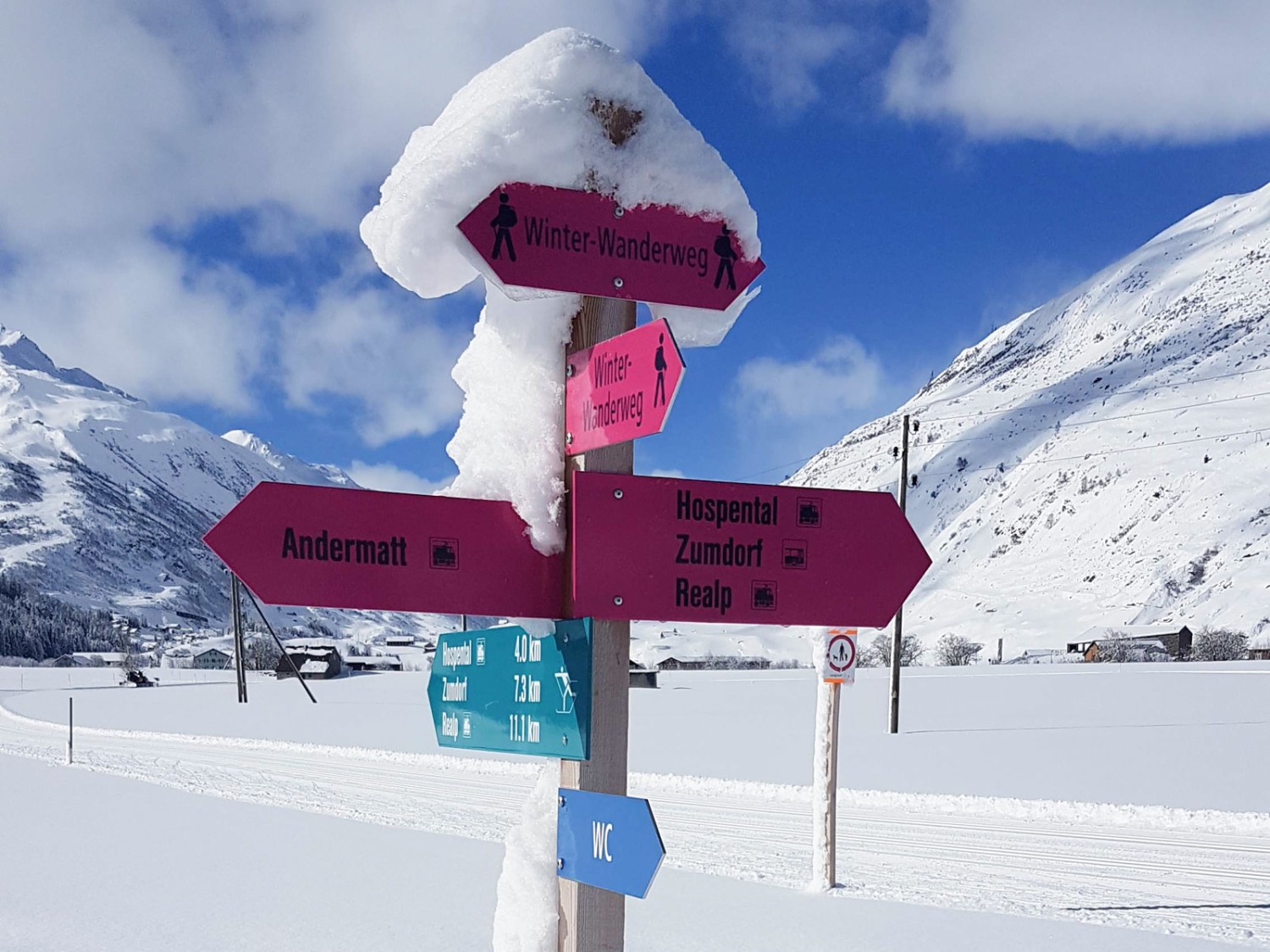 Winterwanderwegweise in Andermatt. Bild: Laura Riedi