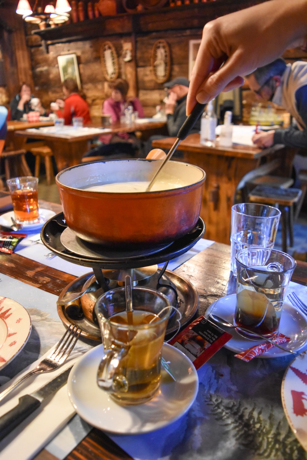 Avant le retour, un bon repas au refuge de Solalex. Photo: Nathalie Stöckli