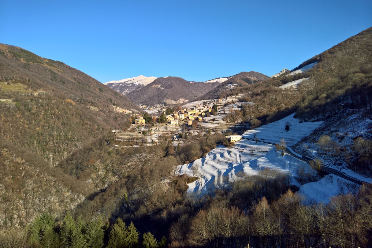 Ein Hauch von Schnee überzieht die Umgebung von Bruzella.
Bild: Andreas Staeger