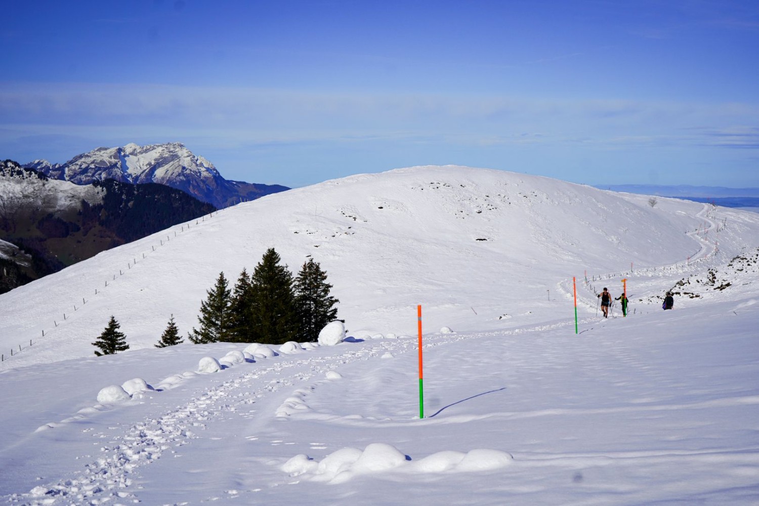 Der Schneeschuhwanderpfad führt über leichte Hügel.