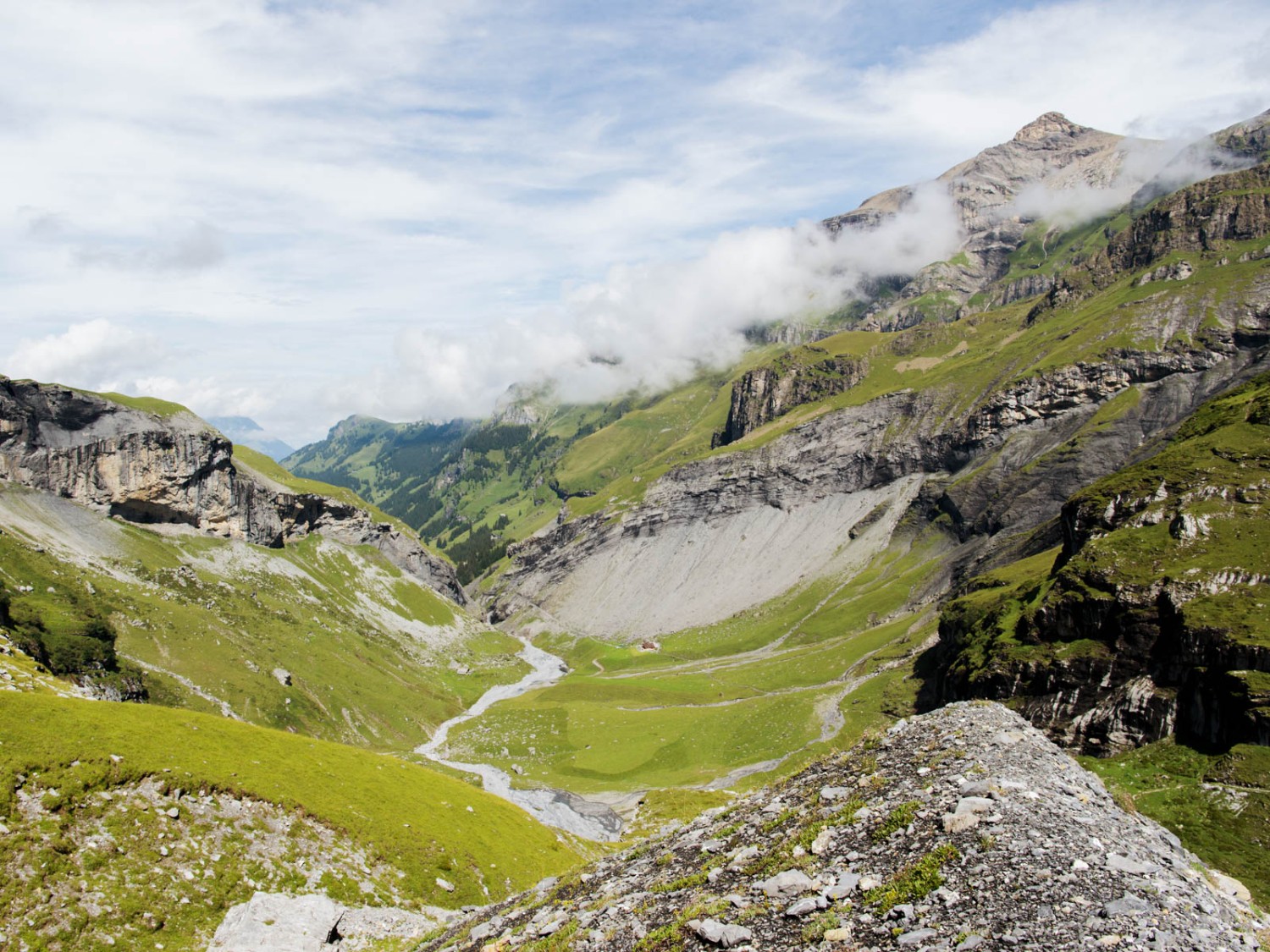 La pente se fait plus raide et pierreuse, l'itinéraire passe par des rochers et des éboulis. Photo: Raja Läubli