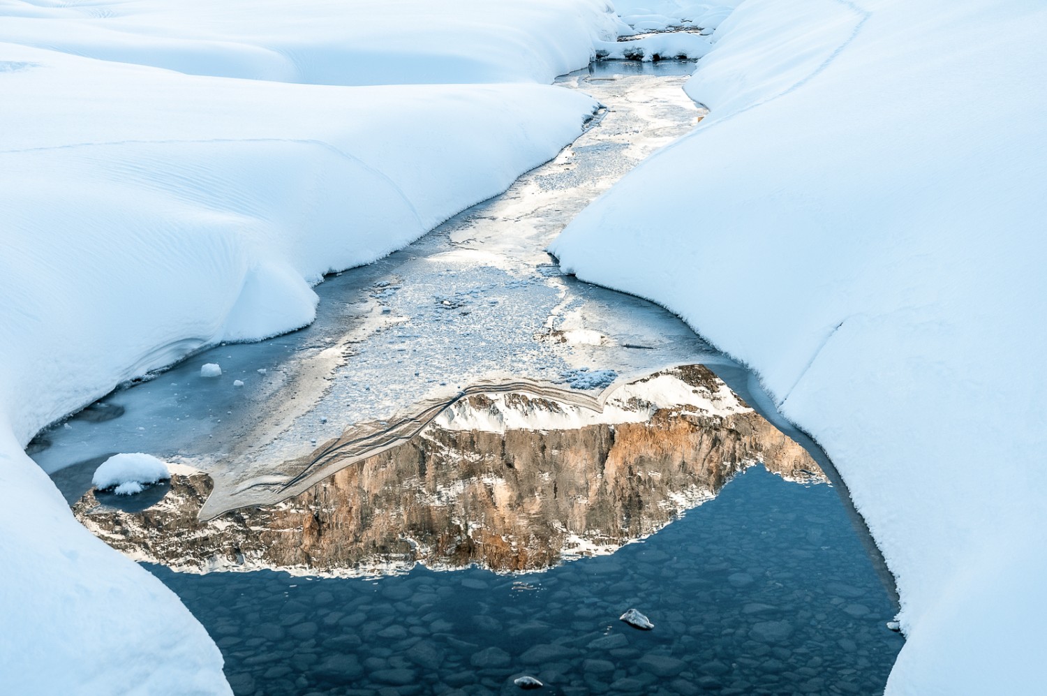 Trotz Winterkälte gibt es noch offenes Wasser, in dem sich die Berge spiegeln. Foto: Fredy Joss