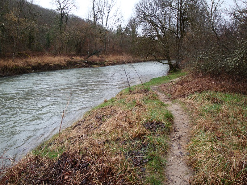 Le sentier serpente le long de la rivière et de la frontière franco-suisse. Photos: Sabine Joss